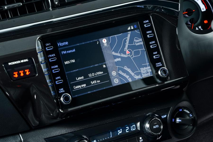 Детали интерьера Toyota Hilux Legende 50 Double Cab 2019 года  (ZA) (фото 20 из 43)